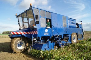 Neue Erntemaschine für Versuchsfelder von Rüben und Zichorien